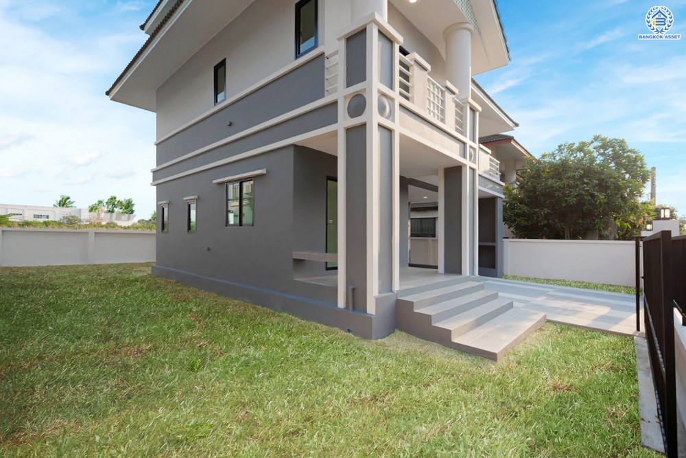 บ้านมือสองตกแต่งใหม่ โครงการ ดิเอมเมอรัลด์การ์เด้น ทวีวัฒนา เนื้อที่ 80 ตร.ว. ฟังก์ชัน 4 ห้องนอน 3 ห้องน้ำ จอดรถได้ 2 คัน บนทำเลศักยภาพเชื่อมต่อหลายเส้นทาง ทั้ง ถนนทวีวัฒนา, ถนนพุทธมณฑลสาย4, ถนนบรมราชชนนี ใกล้เซ็นทรัลปิ่นเกล้า และมหาวิทยาลัยมหิดล